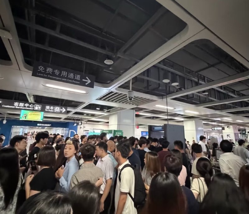 1.7月20号起，深圳地铁升级安检，逢包必检、逢人必查，就算空手没带包，也要配合手持仪器，进行全面人身检查，严格程度不次于民航，此举导致进站前排起长龙，大量乘客被堵在安检外，乘客们叫苦不迭