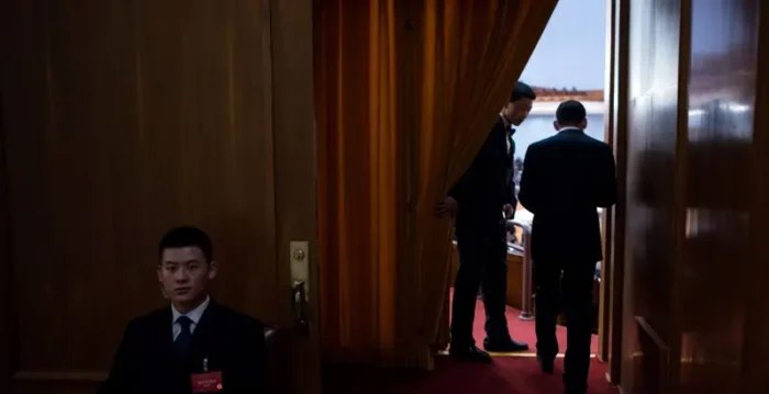 中共官员落马屡被提前“预告”涉黑灰产业链