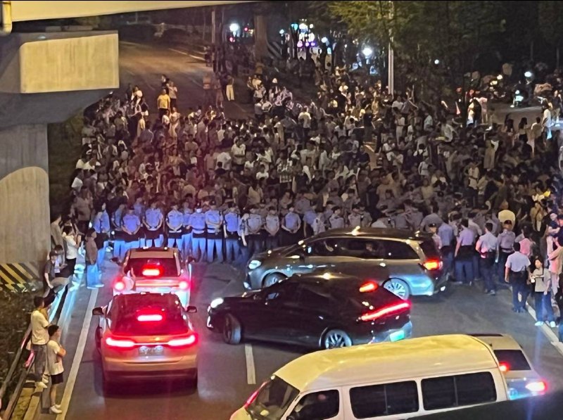 1.【合肥爆发反垃圾站堵路抗议】大量警方人员列队进入现场，人群里有人喊出