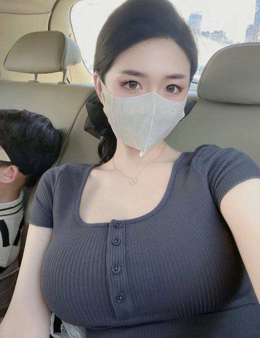 ziyousuiwo（随时更新中国新闻评论） (Twitter)近日，网红擦边博主 汤圆妈，被封号，网传因为她在澳门做外围