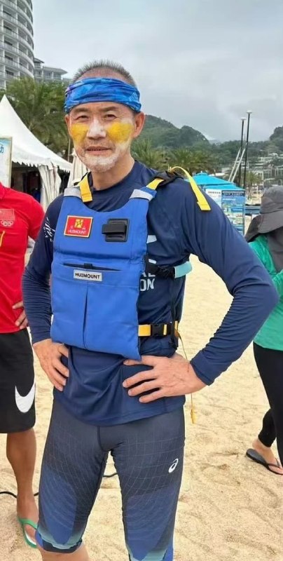 1. 【王石在“被抓风波”后露面】4月15日，网传王石在“被抓风波”后首次露面，出现在一家浆板俱乐部，多张现场照片流出，看起来状态不错，精神也挺饱满