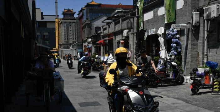 重庆大学生兼职送外卖遭校方处分 网民痛批