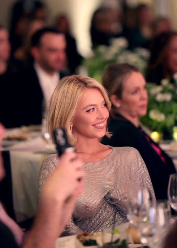 近日，演员Sydney Sweeney（中国网友昵称悉尼妹）在出席典礼时，身穿一件银色礼服透视装惊艳全场，该照片获得众多网友和媒体的转发 ，悉尼妹也在自己instagram分享了该组照片via Twitter @ziyousuiwo（随时更新中国新闻评论）近日，演员Sydney Sweeney（中国网友昵称悉尼妹）在出席典礼时，身穿一件银色礼服透视装惊艳全场，该照片获得众多网友和媒体的转发 ，悉尼妹也在自己instagram分享了该组照片via Twitter @ziyousuiwo（随时更新中国新闻评论）