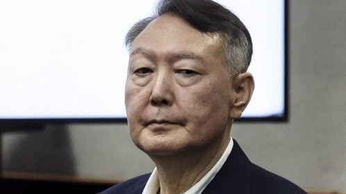 涉妨害执行公务等罪名  尹锡悦被求刑10年                韩国负责调查前总统尹锡悦等人内乱案的独立检察组（独检组） 周五就尹锡悦涉嫌妨害执行逮捕令及侵犯国务委员权利等多项罪名，请求法院判处其有期徒刑10年