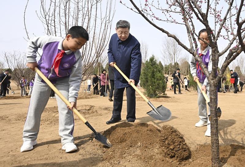 王局拍案，【习近平带所有常委，跟小学生植树】3月30日上午10时40分许，习近平携所有常委，来到北京市昌平区百善镇，跟小学生一起，参加首都义务植树活动，