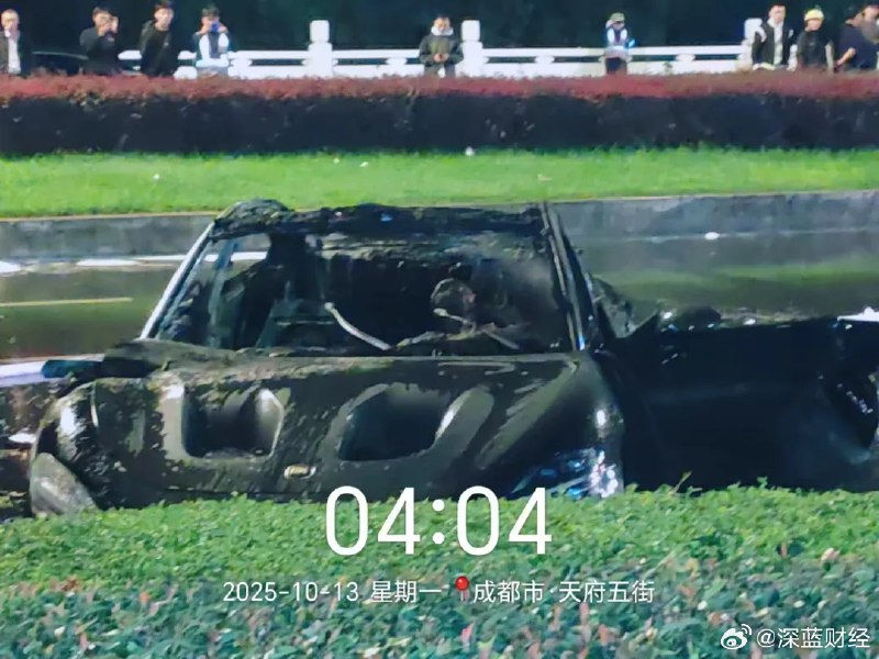 #成都 小米#从网友爆料的视频和照片来看，起火汽车为一辆小米SU7 Ultra挖孔版，众人砸玻璃救人无果……等一个官方通报[祈祷]via 深蓝财经的微博#成都 小米#从网友爆料的视频和照片来看，起火汽车为一辆小米SU7 Ultra挖孔版，众人砸玻璃救人无果……等一个官方通报[祈祷]via 深蓝财经的微博