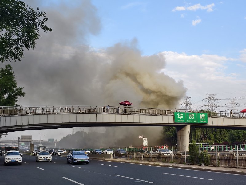 6月27日，北京东四环华贸桥附近起火，距昨日遭飞机撞击的中信大厦不足2公里，现场冒出大量浓烟2.6月27日下午6时左右，北京中国尊附近的华茂桥冒起浓烟，现场有多辆消防车赶赴处置