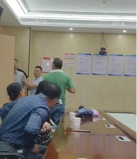 中国官员就是威风 将陈情民众当“狗”训