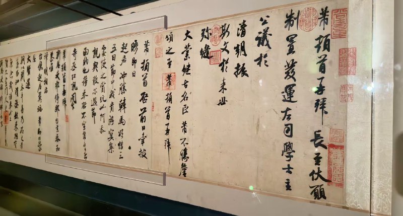 1.炸裂！书法协会大神发现江西博物院米芾三札图是假的现场报警，没有墨色变化，江博说是故宫博物院借的，故宫博物院电话回复是真的 ！2.近日多名网友表示，江西博物馆展出的由故宫博物院借展的米芾行书三札卷，作品没有墨色变化，有的字疑似在印章上面，网友报警对其真伪提出了质疑
