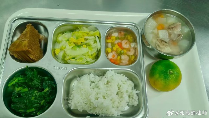 同样在上海，同样的学校食堂，却因为供应商的不同，孩子们享受不同的餐食
