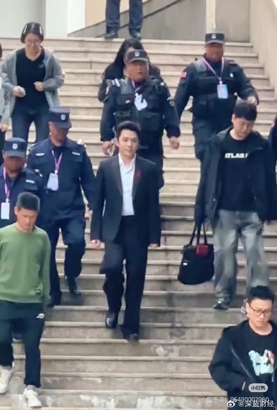 ⁠ 据说李佳琦在保安保护下出现在浙江财经大学，他喷了很多香水，隔了2排的学生都能闻到😂via 深蓝财经的微博