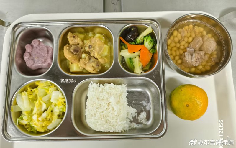 同样在上海，同样的学校食堂，却因为供应商的不同，孩子们享受不同的餐食