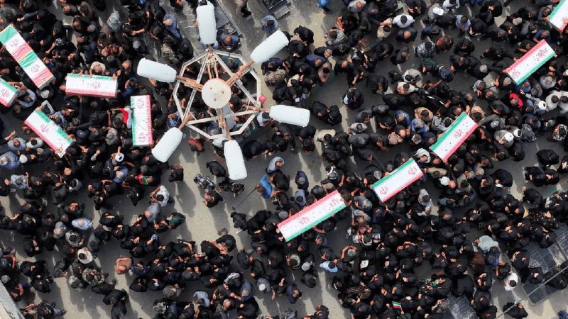 🇮🇷|大批伊朗人向被美国轰炸、造成 120 名伊朗女学生死亡的米纳布小学的殉难女学生告别