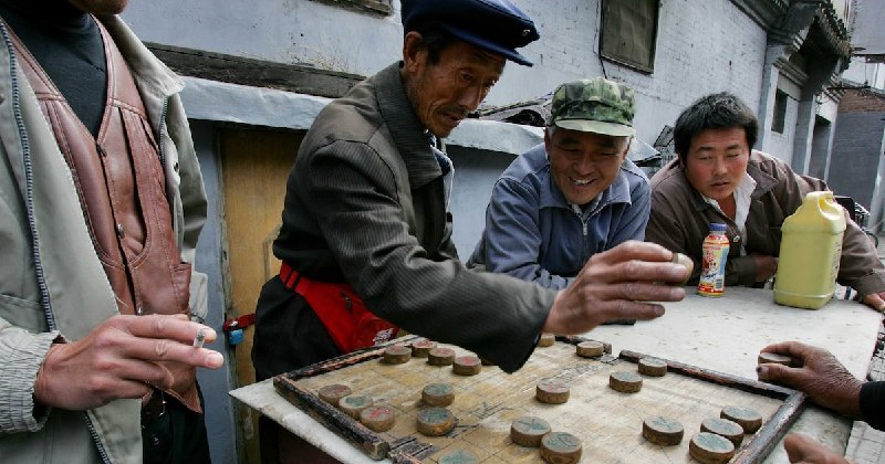 官称养老先靠自己 民众追问政府责任