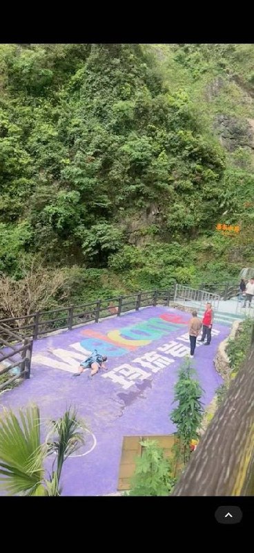 1. 【#景区悬崖秋千绳索断裂一游客坠落#】#多方介入悬崖秋千绳索断裂游客坠落# 5月5日，一条“高空项目绳索断裂游客坠落”的视频引发网络关注