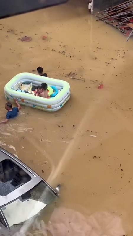 1.广西大暴雨造成的洪涝灾害，被困群众报警都没有人理，更没有救援队伍，这位老百姓尽说实话2.广西南宁云表水库，一个在努力救人，一个也在努力自救，这样的洪水敢下水救人就是英雄3.广西，网友拍摄到当地居民在没胸深的洪水中，用气垫船拖着两个年幼的孩子艰难逃生