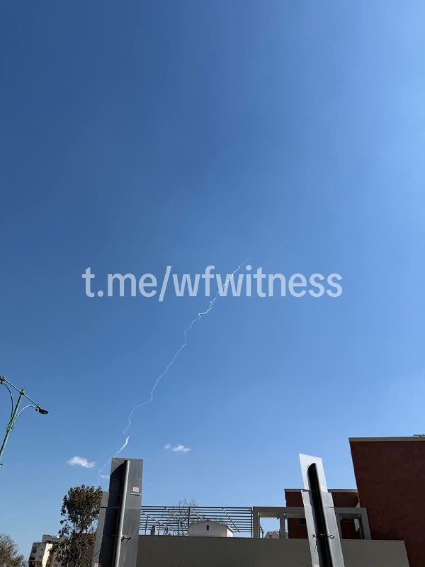 1.在上一轮导弹中，一枚被拦截的导弹碎片击中了特拉维夫的一家商店2. 另一个碎片落在特拉维夫的某个地方3.特拉维夫南部升起的烟雾的循环图像4. 伊朗集束弹头袭击以色列的更多镜头5. 在以色列特拉维夫可以听到瞬间拦截6.两天前，#IRGC 航空航天部队发射的部分弹道导弹袭击了#以色列的贝尔谢瓦市，造成财产损失和平民受伤