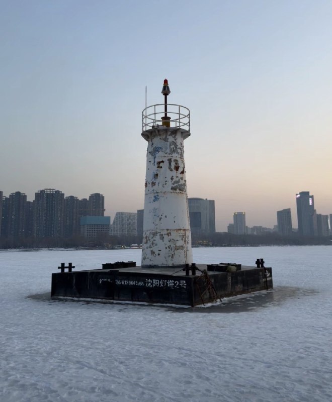 1.7月13日，受台风巴威影响，沈阳遭暴雨袭击，河水猛涨，浑河中的一座标志性灯塔被冲走，沿途刮坏桥梁、刮断高压线