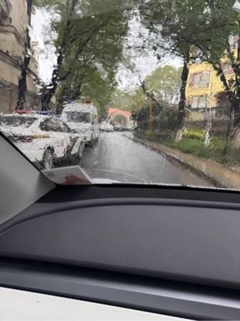 网传张家港最贵小区巡视组官员遭灭门3月18日，网传张家港暨阳湖一号小区内发生一起命案