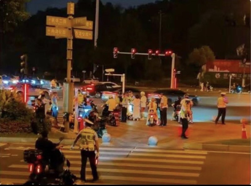 1.因外卖员电动车撞倒湖南省省委副书记，长沙市于9月17日展开电动车安全整治查处运动据称运动式整治的直接原因，是9月15日湖南省省委副书记当天休假晚上外出散步时被一外卖员驾驶电动自行车撞倒