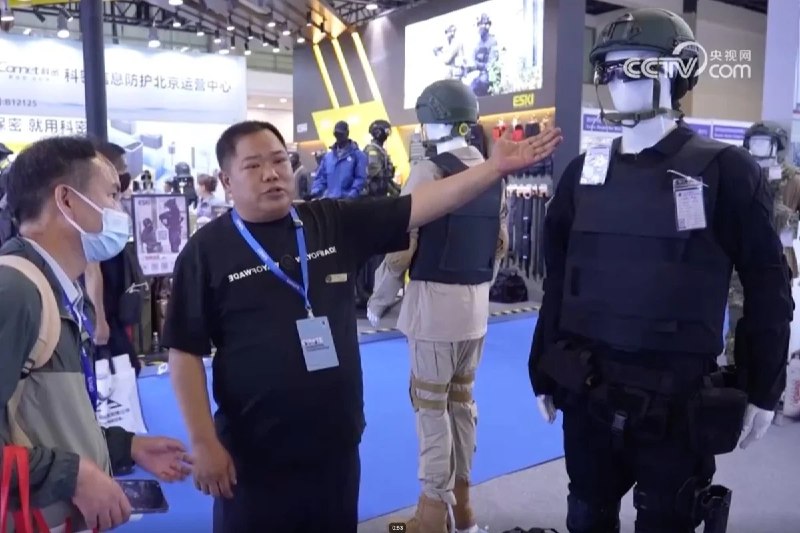 中国 AI 警务技术号称可通过摄像头识别情绪、动机和生命体征6月11日，《南华早报》报道，6月上旬在北京举行的国际警用反恐技术装备展览会上，多家中国企业展示了面向公安、边检、纪委等机构的 AI 警务设备