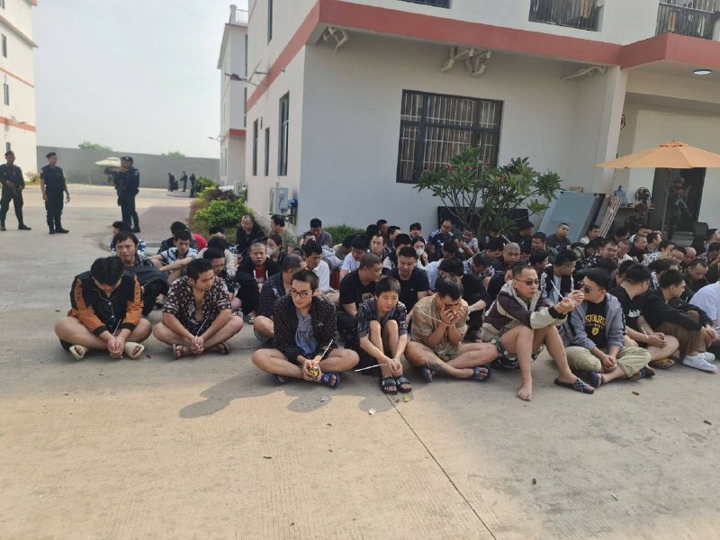 1. 大早上公司的管理什么的就全都跑了，刚刚是每栋办公室被宪兵手持AK包围