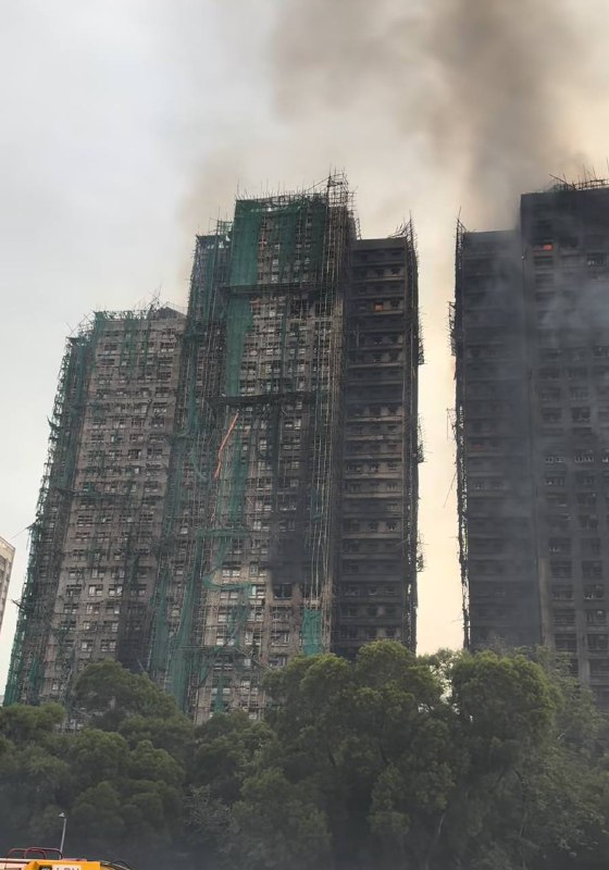 🇭🇰 #大埔沖天大火災 ｜現場消息指火場大部分已受控，消防及救護組成的搜救隊繼續逐家逐戶搜索失蹤者，但部分救出時已因吸入濃煙而昏迷