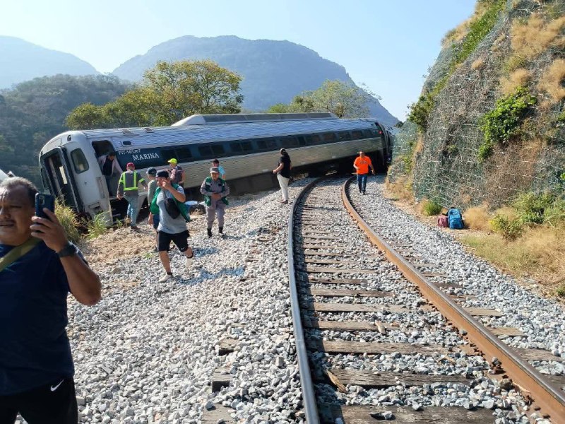 墨西哥一列火车脱轨，造成13人死亡，98人受伤，据媒体报道