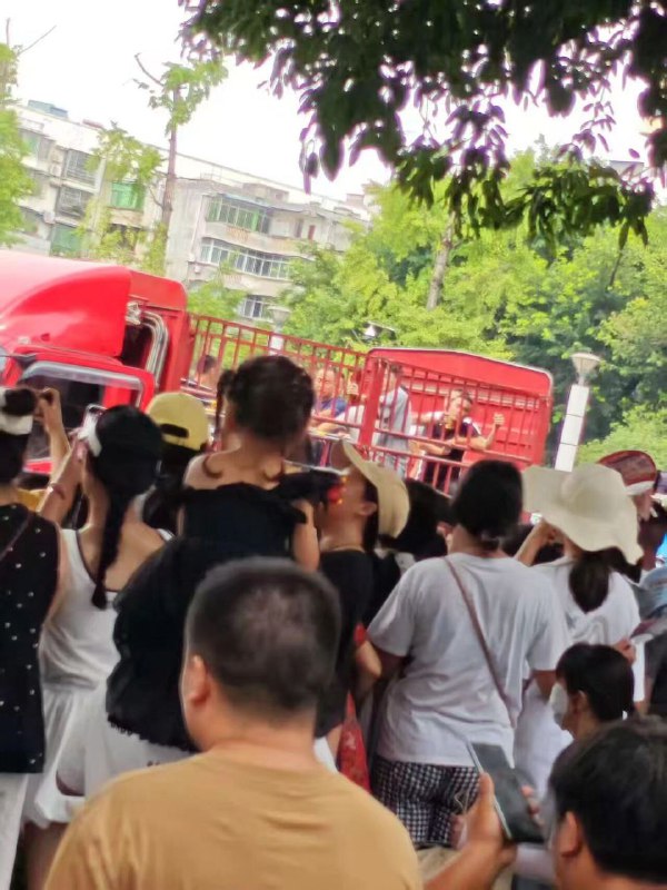 四川 江油 #霸凌 #事件 霸凌者母亲是江油市公安局副局长，市民 堵在 公安局 门口，市区警察直接上街抓人#补充 受害者母亲是 聋哑人 父亲 是 文盲 #警察 诱导 其父 签 谅解书 #网传 消息 真假自辩四川 江油 #霸凌 #事件 霸凌者母亲是江油市公安局副局长，市民 堵在 公安局 门口，市区警察直接上街抓人#补充 受害者母亲是 聋哑人 父亲 是 文盲 #警察 诱导 其父 签 谅解书 #网传 消息 真假自辩