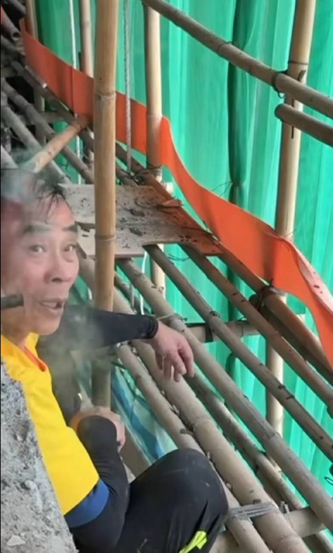 🇭🇰 #香港 ｜有大埔群組指，目前屋苑正進行大維修，目擊有工友於棚內吸煙