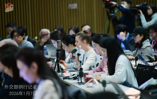 在中国外交部例行记者会上，外国记者就美国针对委内瑞拉的做法提问，大概意思是除了外交声明和谴责之外，中方还有其他招吗？猜猜毛宁会怎么回答彭博社记者