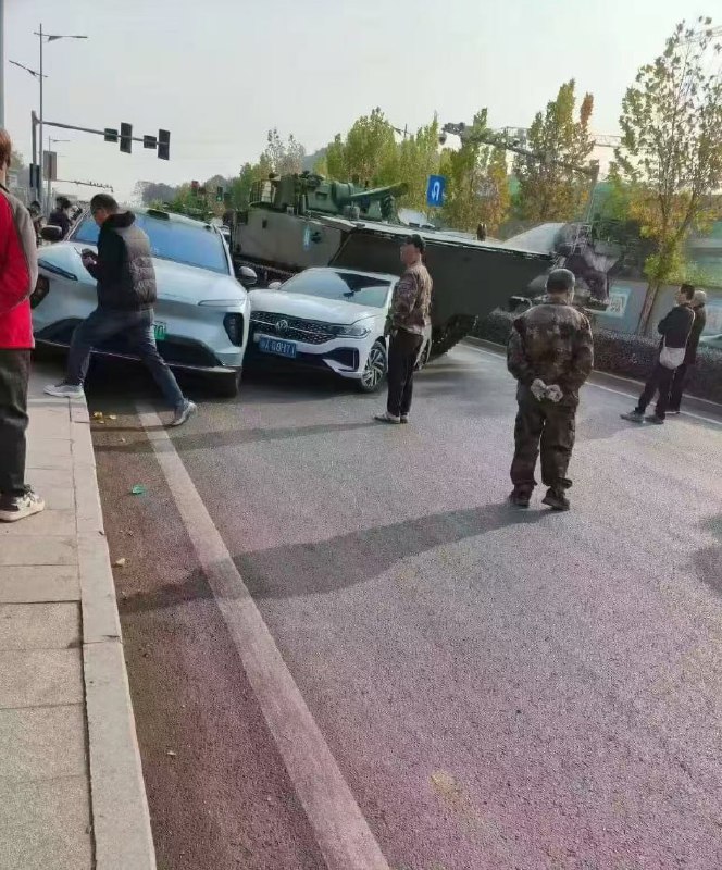 被坦克撞了via 克格勃 КГБ被坦克撞了via 克格勃 КГБ