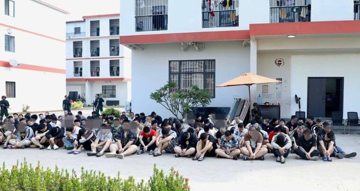 1. 大早上公司的管理什么的就全都跑了，刚刚是每栋办公室被宪兵手持AK包围