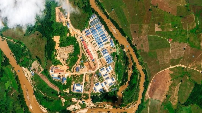 缅甸妙瓦底暗生诈骗新城 毗邻DKBA基地急速膨胀建筑群成型 藏身地图盲区Sone See Myaing紧邻DKBA相关区域，10月5日卫星图显示成片建筑与铺设道路成形，部分仍在施工，主流地图平台难以定位