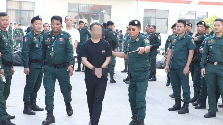 1. 大早上公司的管理什么的就全都跑了，刚刚是每栋办公室被宪兵手持AK包围