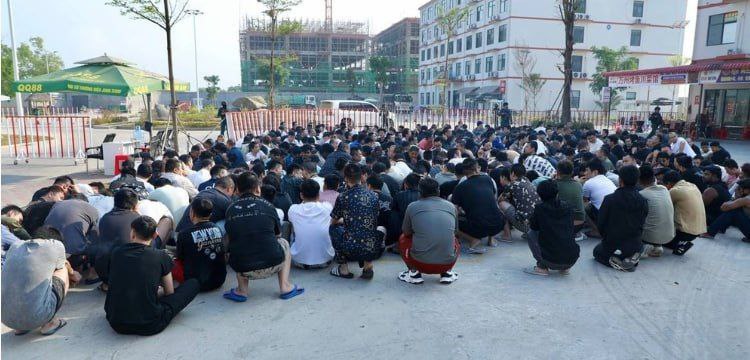 1. 大早上公司的管理什么的就全都跑了，刚刚是每栋办公室被宪兵手持AK包围