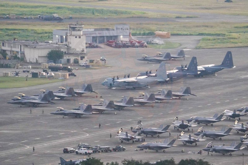 1. 委內瑞拉國民衛隊在首都卡拉卡斯街頭佈署2. 這是去年8月被美國懸賞5000萬美元的馬杜羅，在觀花宮向民眾聲稱沒在怕，有本事美國來抓他......🤪白宮最新消息表示，將在美軍撤離委內瑞拉後發表問題聲明，目前美軍軍機仍在該國上空盤旋，轟炸也結束了3. 五角大廈附近棒約翰披薩店的銷量比正常水平高出770%！！五角大廈周遭餐飲店出現「消費異常」的模式，是「五角大廈可能加班」的典型指標，往往意味著重大軍事行動即將展開記得要打統編報帳喔4. 委內瑞拉跟中俄兩國購買的防空武器和雷達，都變成一堆廢鐵，無用武之地，俄羅斯製的Buk-M2E防空車在卡拉卡斯的「弗朗西斯科·德·米蘭達大元帥」(Generalissimo Francisco de Miranda)空軍基地被摧毀5. 當地清晨太陽升起，成千上萬的委內瑞拉人民醒來後，慶祝共產主義獨裁者馬杜羅被美軍抓獲的消息天色漸漸光，已經不再驚惶6. 美国袭击开始后，加拉加斯居民纷纷逃离这座城市，城内一片混乱