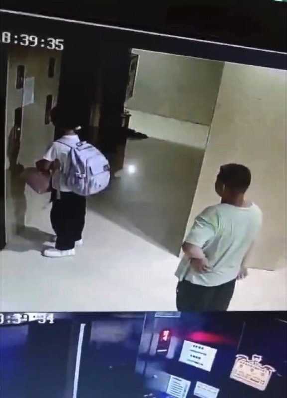 重庆 一男子 尾随 女孩 进 #电梯 #网传 是 人贩子 ？ #监控 #尾行重庆 一男子 尾随 女孩 进 #电梯 #网传 是 人贩子 ？ #监控 #尾行