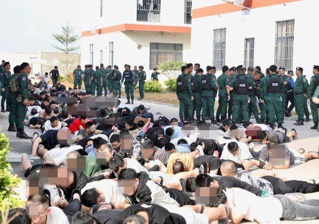 1. 大早上公司的管理什么的就全都跑了，刚刚是每栋办公室被宪兵手持AK包围