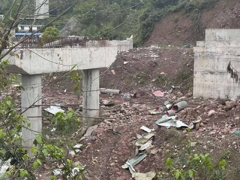 重庆一隧道发生爆炸，致4人死亡，12人受伤重庆一隧道发生爆炸，致4人死亡，12人受伤