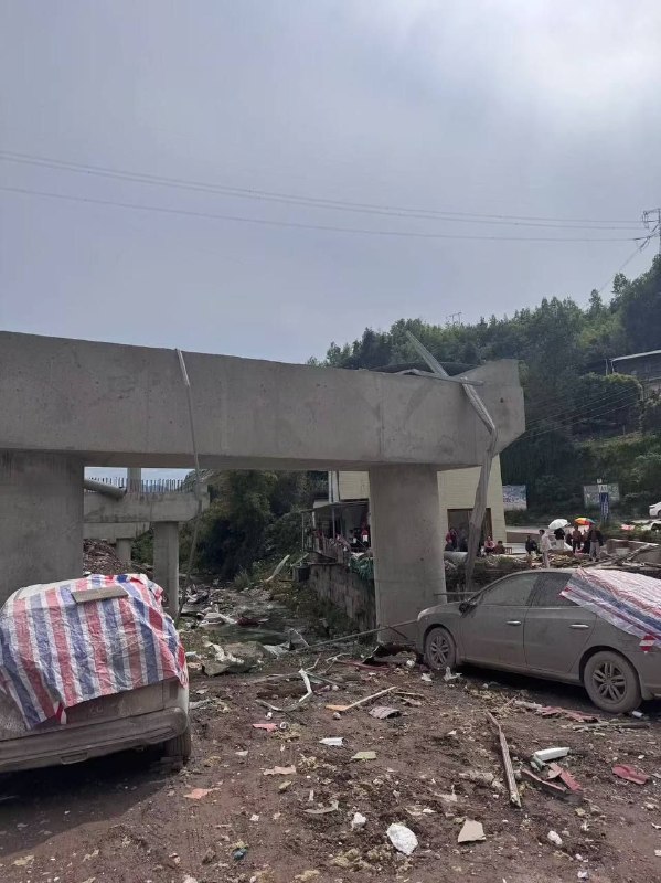 重庆一隧道发生爆炸，致4人死亡，12人受伤重庆一隧道发生爆炸，致4人死亡，12人受伤