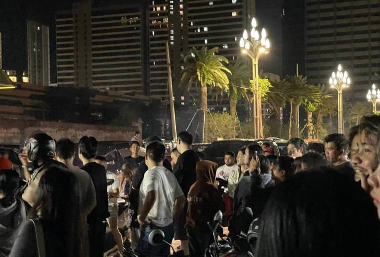 柬埔寨西港中国城园区多家公司突然解散 数百外籍员工连夜撤离晚11时，西哈努克省中国城园区多家公司突然宣布解散，大批外籍员工聚集楼下陆续离开，其中包括大量中国籍人员夜间园区内可见不少员工携带行李匆忙撤离，部分公司门前停靠多辆接载车辆，现场一度出现混乱场面柬埔寨西港中国城园区多家公司突然解散 数百外籍员工连夜撤离晚11时，西哈努克省中国城园区多家公司突然宣布解散，大批外籍员工聚集楼下陆续离开，其中包括大量中国籍人员夜间园区内可见不少员工携带行李匆忙撤离，部分公司门前停靠多辆接载车辆，现场一度出现混乱场面