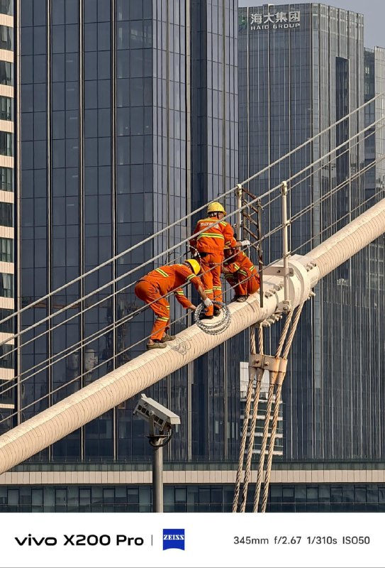 4月22日早高峰，广州一名男子爬上猎德大桥顶部，一度引发交通拥堵，其后被劝阻从桥上下来