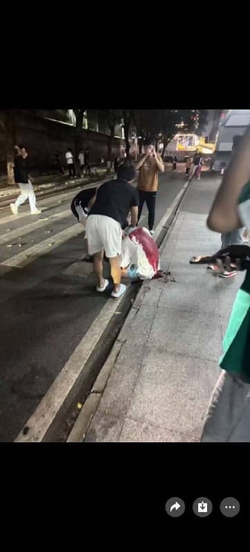 肇庆学院有人砍人，原因1emmm 从别的帖子看到的，貌似说是，两人曾经是高中同学 被🔪的人在高中时校园霸凌了🔪人的那个，然后现在上大学了又发生了摩擦，🔪人的那个本来想直接KO了，结果失误了，之后去保安室自首了