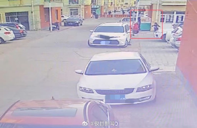 【 #女法官倒车致2女子身亡 2名孩童及时避让未受伤】 #倒车致2人身亡女法官被停职调查 12月3日，网友反映，内蒙古巴彦淖尔市乌拉特前旗一名女法官疑因倒车失误致2人身亡
