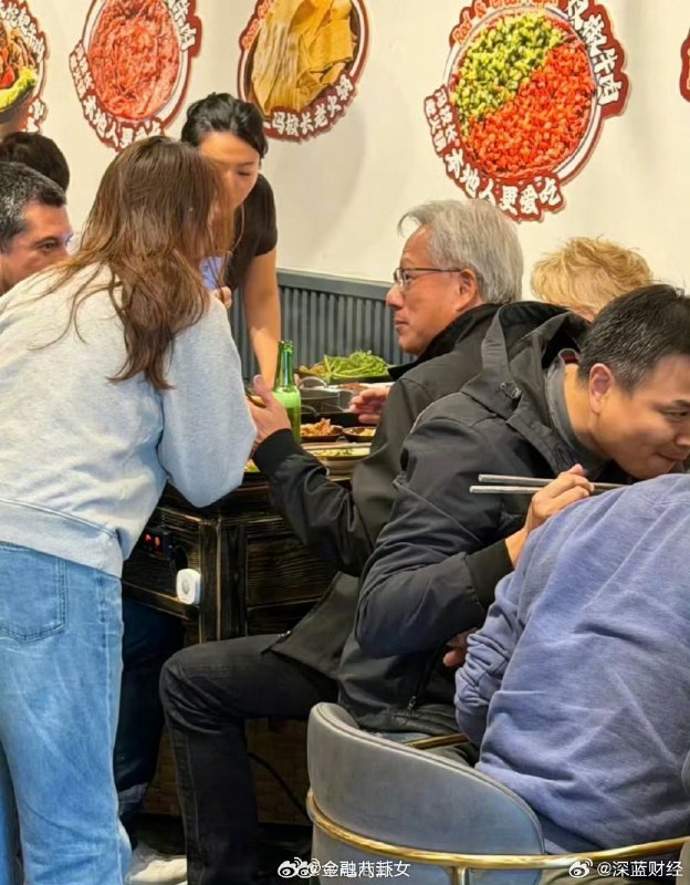 1. 英伟达CEO黄仁勋火锅店被偶遇，与美女路人热情合影[1. 英伟达CEO黄仁勋火锅店被偶遇，与美女路人热情合影[