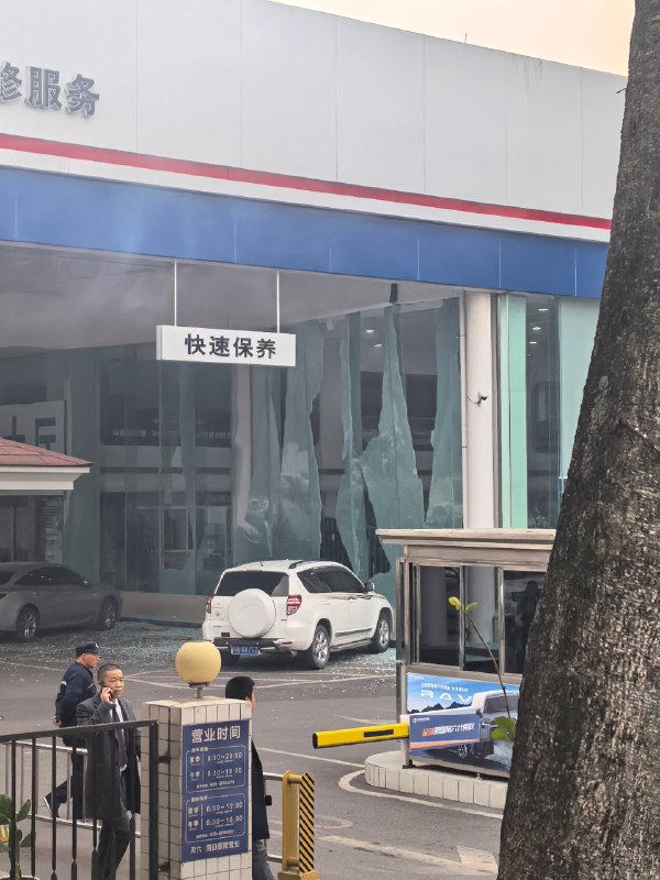 12月28日，成都武侯区机场高速丰田4s店，一男子因交易纠纷身披炸药进店后爆破，当场炸死5人，多人受伤，现场到处是血肉人体组织，极为惨烈