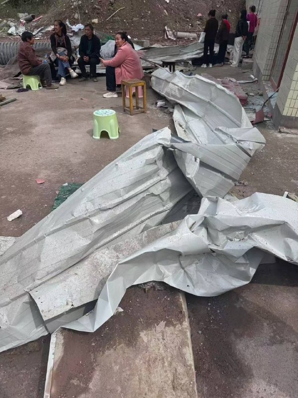 重庆一隧道发生爆炸，致4人死亡，12人受伤重庆一隧道发生爆炸，致4人死亡，12人受伤