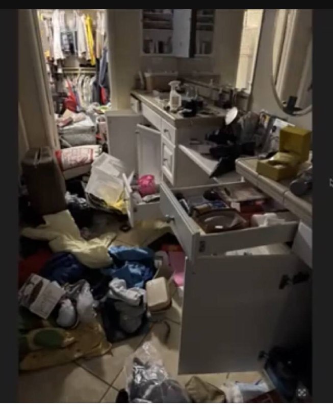 在美国的华人牧师张伯笠家里遭洗劫，所有收藏，首饰，现金被盗，枪却被盗贼扔在一边，盗贼故意不拿走枪，拿走案件将升级！监控设备遭破坏，监控数据被带走，以棉被包裹利器砸碎玻璃门闯入，精准踩点张牧师不在家的时间，作案手法专业至极！🙂从现场图片大家可以看到不是普通的为了财物，而是故意毁坏，给受害者增加心理恐惧，达到震慑的效果