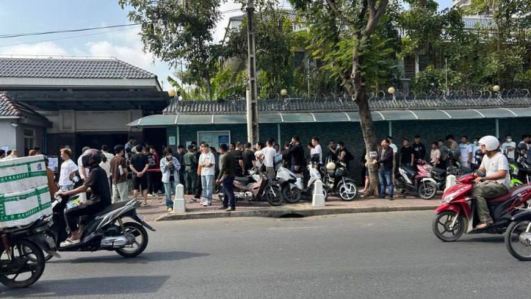 1. 逃离电诈窝点引发滞留危机，大量外籍人士困在街头自本月初起，大量外籍人员从柬埔寨各地电诈园区逃离，因缺乏护照、资金及回国渠道，滞留在西港、贡布、暹粒、金边等地，引发国际社会高度关注